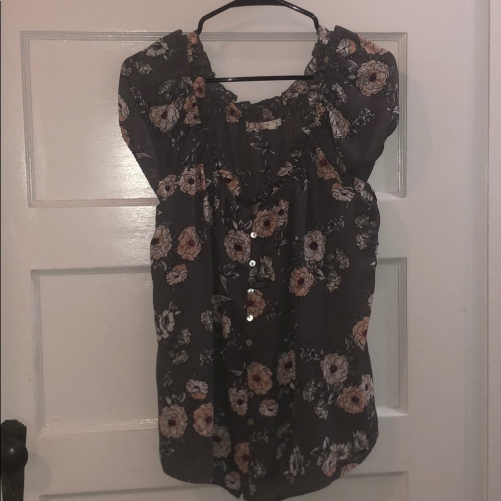 Like New Maurice’s gray floral shirt